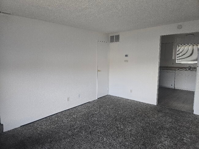 Building Photo - 1412 E 9th St