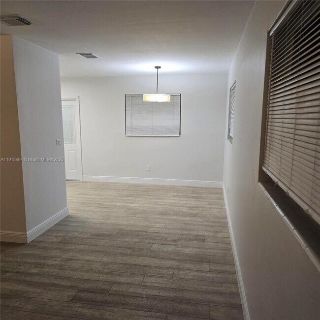 Foto del edificio - 122 Northwest Blvd