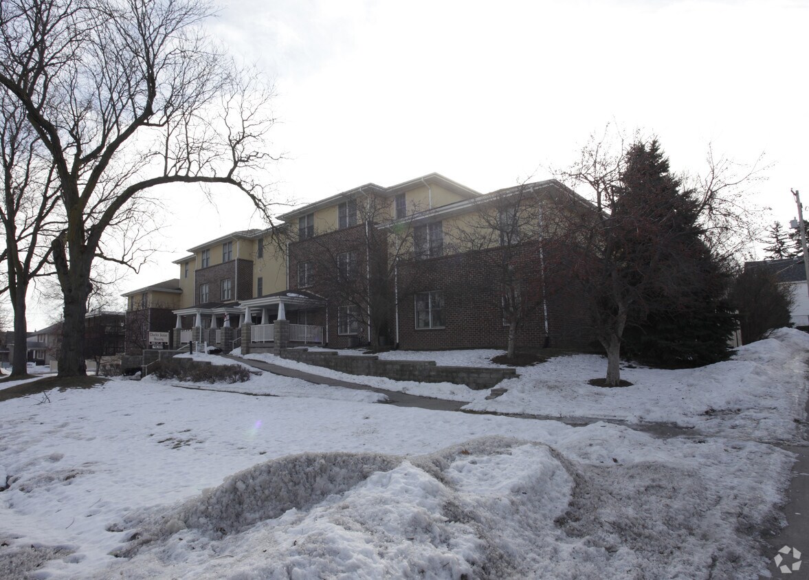 Foto del edificio - Charles Senior Housing