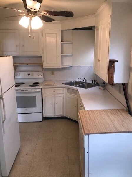 Kitchen - 321 E Irvin Ave