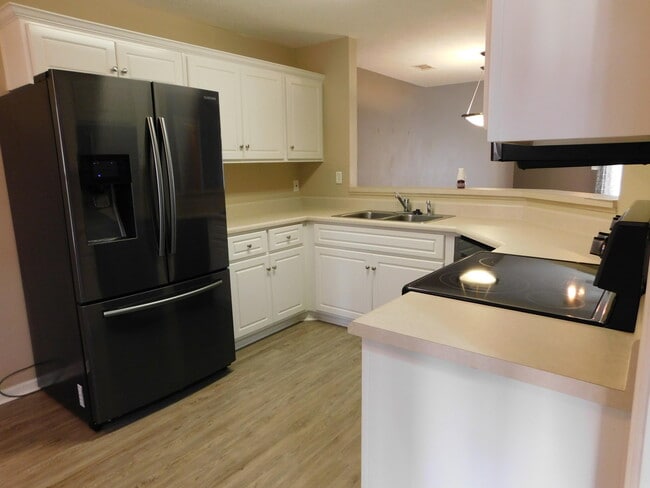 Building Photo - 135 Photinia Dr