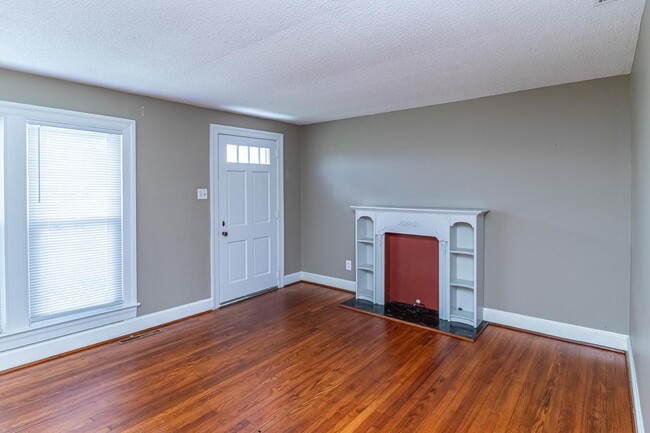 Building Photo - ADORABLE 2 BR | 1 BA Home in LaGrange - La...