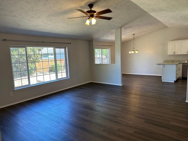 Building Photo - 371 Meadowlark Ct SE