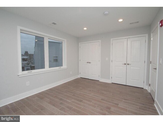 Building Photo - 2564 Frankford Ave
