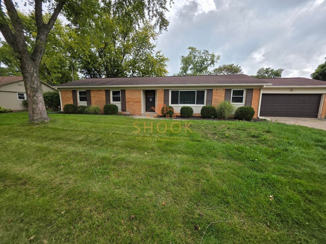 Foto principal - Cozy 3 BR Home in Convenient Location - Sh...