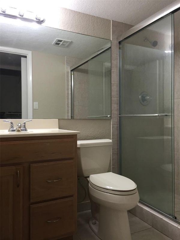 Foto del edificio - 1100 Crystal Lake Dr