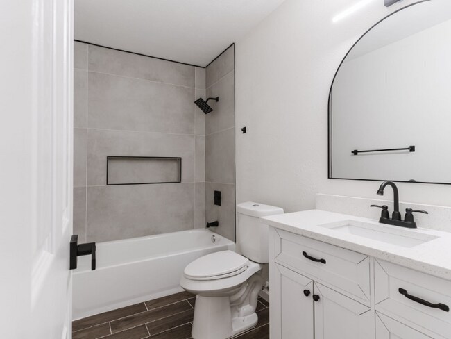 Foto del edificio - 5920 Maple Ln