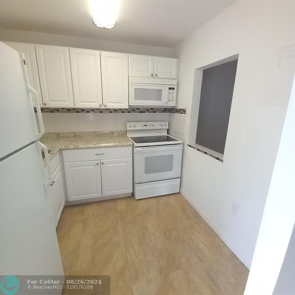 Foto del edificio - 8280 Sunrise Lakes Blvd
