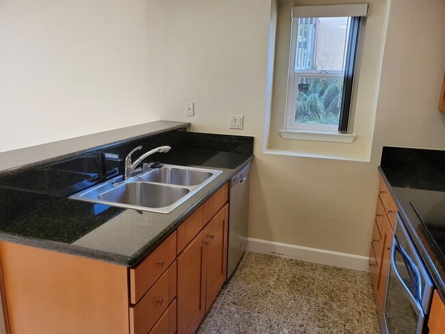 Building Photo - Villa La Jolla condominium, 2 pools and gr...