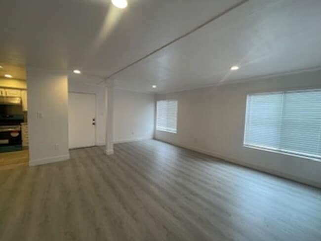 Building Photo - 6155 Reseda Blvd