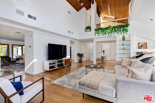 Foto del edificio - 612 Elm Dr