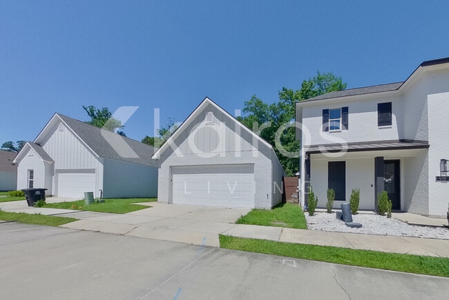 Building Photo - 6410 Roux Dr
