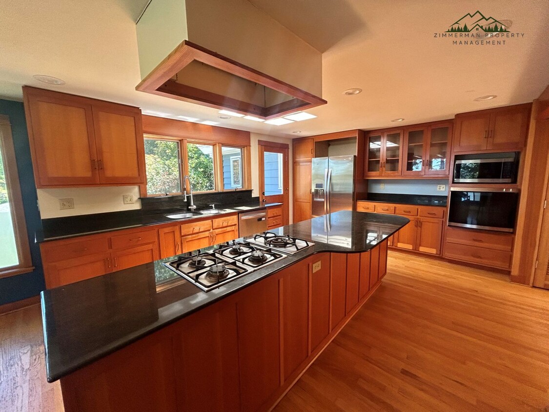 Primary Photo - Beautiful Home Nearby The University Of Or...