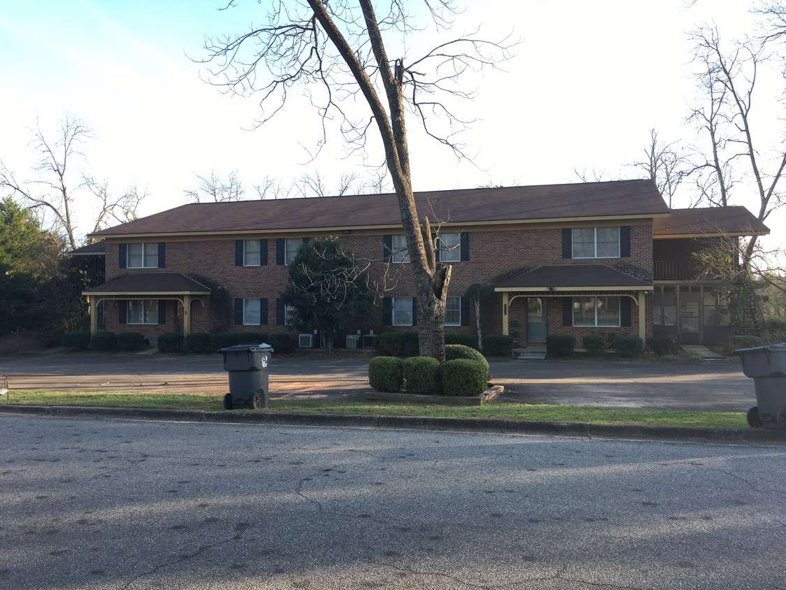 109 Country Club Dr Unit C, Americus, GA 31709 Condo for Rent in
