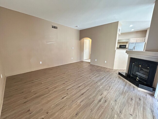 Building Photo - Downstairs 1-Bed 1-Bath Condo in Guard Gated Community!