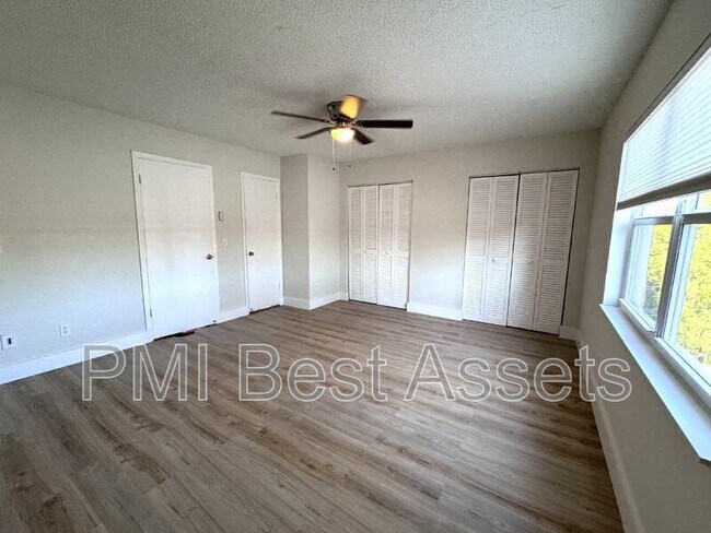 Building Photo - 6520 SW 41st Pl