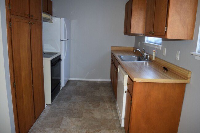 Building Photo - BEST PRICE IN ROYAL OAK 3 BEDROOM 2 BATHROOM FLAT!