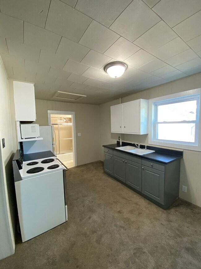 Foto del edificio - 1 Bedroom with 3 stall garage and extra li...