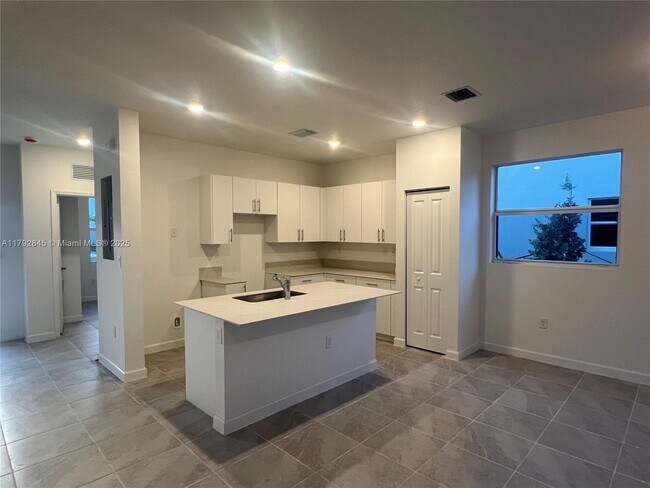 Foto del edificio - 106 NW 11th Ct