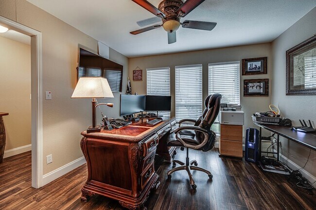 Foto del edificio - 211 Willow Creek Ct