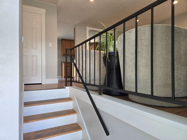 Building Photo - Love the area you live ! 3 bedroom 2 bath ...