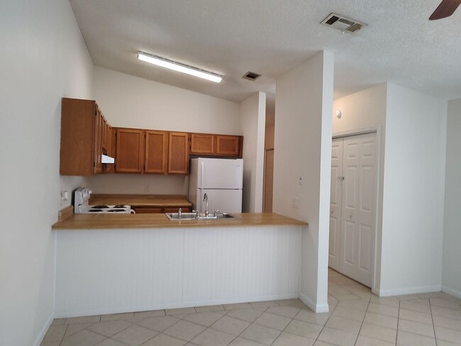 Building Photo - Cozy 1Bed/1Ba Unit Ideally Located & Withi...