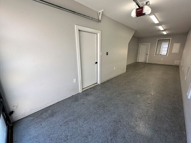 Foto del edificio - Stunning 3-Bedroom Townhome in Fishtown wi...