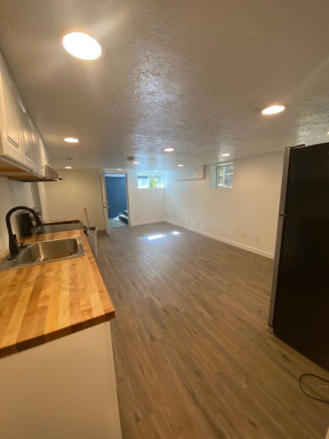 Foto del edificio - Amazingly Located Basement Apartment