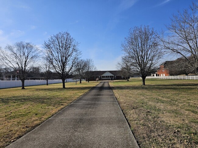 Foto del edificio - 1876 S Mt Juliet Rd