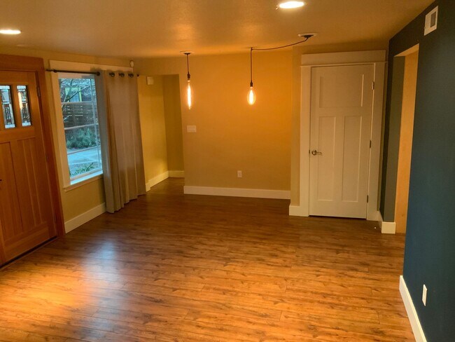Foto del edificio - A Must See! 4 Bedroom House in North Eugene