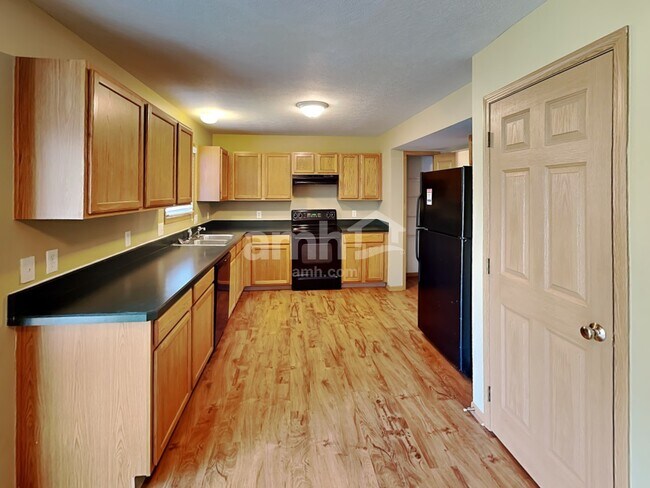 Foto del edificio - 2395 Featherwood Dr