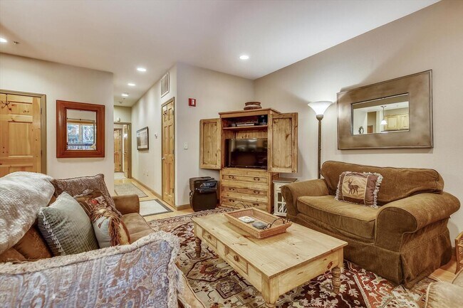 Foto del edificio - Tavern Inn 2 Bedroom ski lease in Olympic ...
