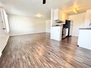 Building Photo - 5640 S La Brea Ave
