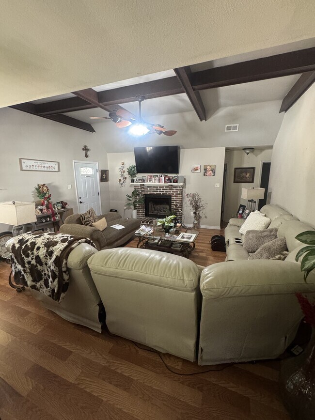 Foto del edificio - 70319 L St