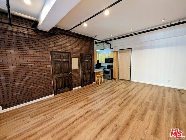 Building Photo - 312 W 5th St