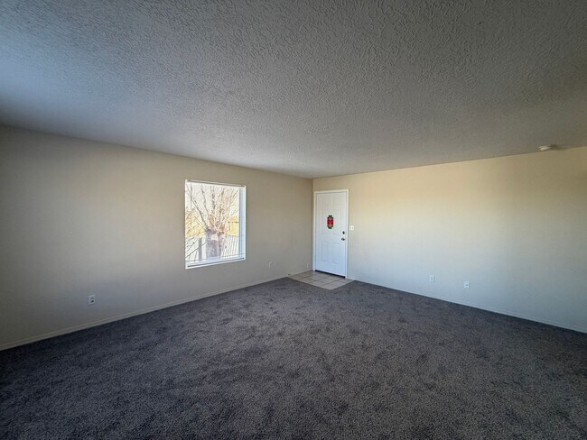 Foto del edificio - 3 Bedroom Single Story Home Near Northern Blvd NE & Loma Colorado Blvd NE!