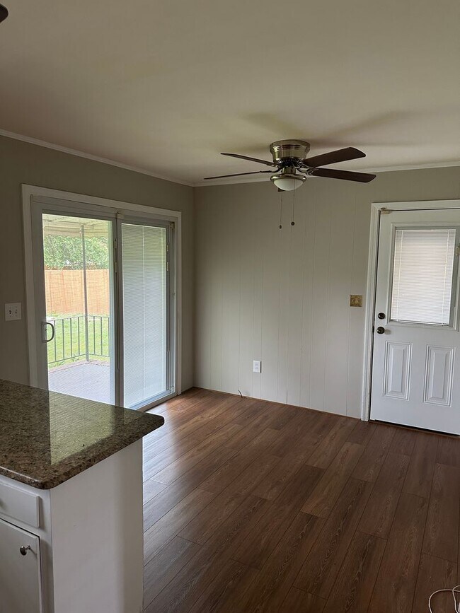 Foto del edificio - 3 Bed 1.5 Bath 10 Minutes from downtown!