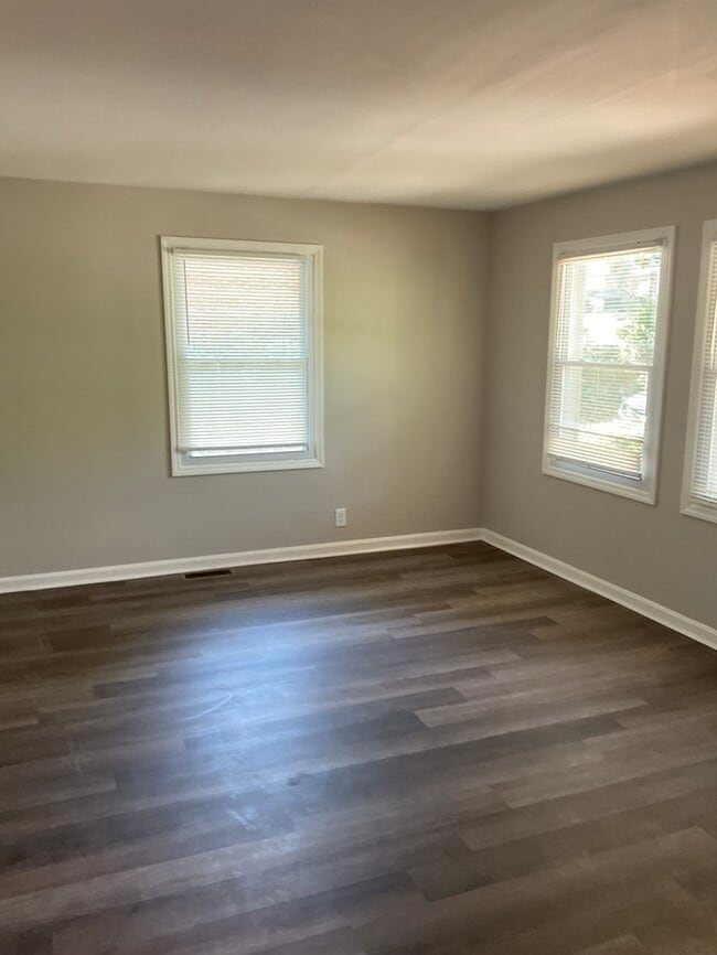 Building Photo - 1/2 MONTHS RENT FREE WITH A SIGNED LEASE B...