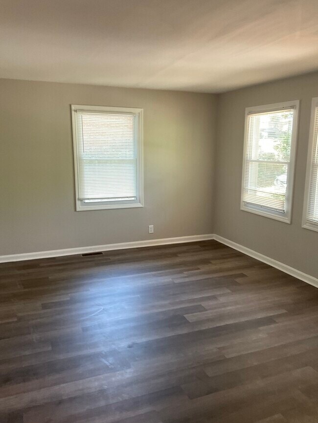 Foto del edificio - 1/2 MONTHS RENT FREE WITH A SIGNED LEASE B...