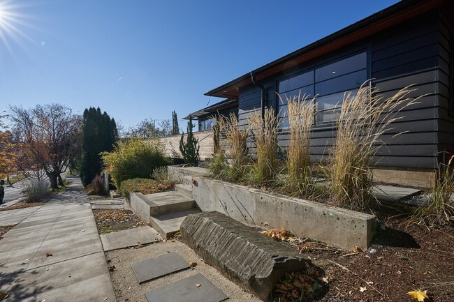 Building Photo - 2111 SE 28th Pl