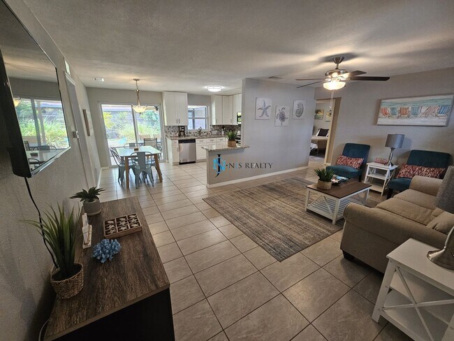 Foto del edificio - JUST REDUCED... must see beautiful 3/2 1071 Sq. Ft. with a POOL!! Gorgeous updated Kitchen & bath...