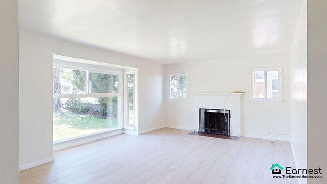 Building Photo - 3 + 3 Spacious Home in a Peaceful Neighbor...