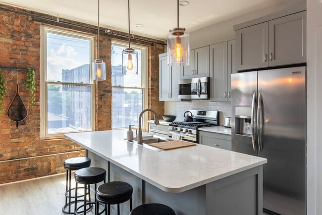 Building Photo - 1906 Elm St