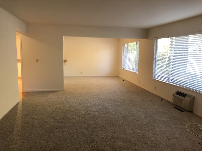 large living/dining room - 2096 Ascot Dr