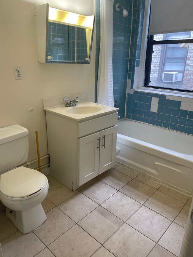Foto del edificio - Available now or Dec, Jan MASSIVE TOP FLOOR 1 bed in Pacakrds Corner   EASY EASY CHOICE!