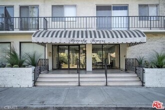 Building Photo - 1115 S Elm Dr