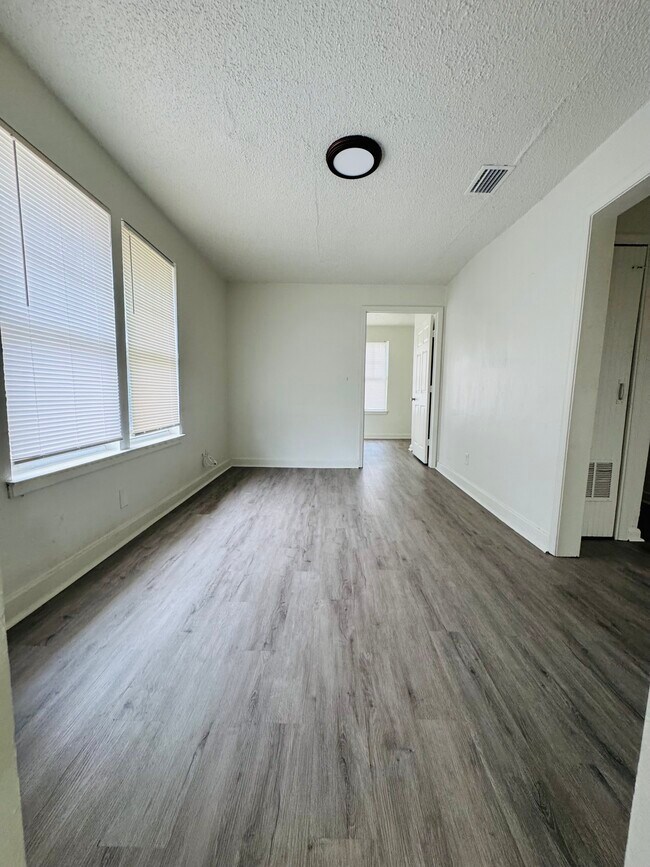 Sala de estar - 7635 Pickett St