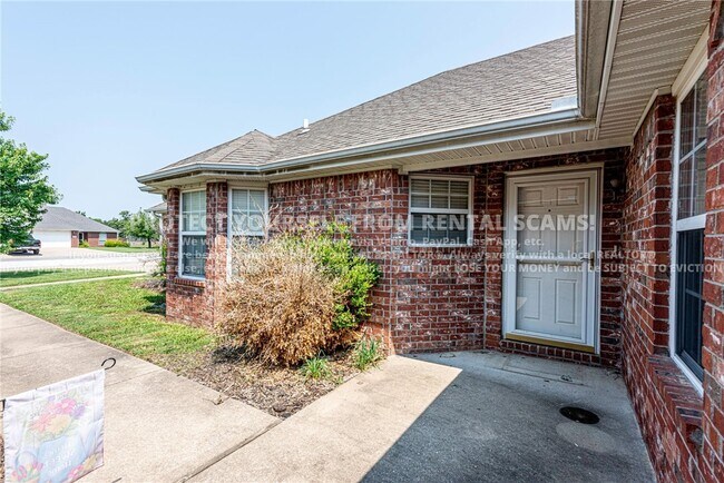 Foto del edificio - 245 Ravenwood Rd