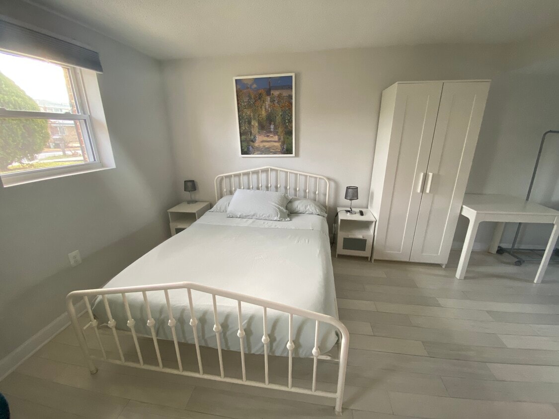 Queen size bed - 7922 Fitzroy St