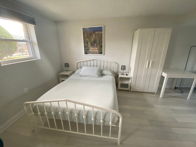 Building Photo - 7922 Fitzroy St